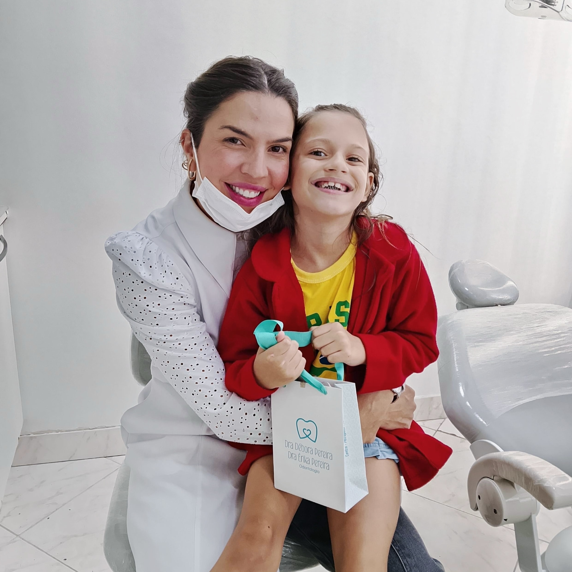 Paciente sorrindo com a Dra. Débora Pereira ao final da consulta